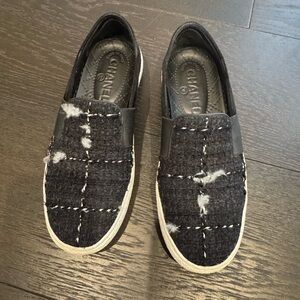 CHANEL slip on sneakers with a beautiful black & navy tweed material.